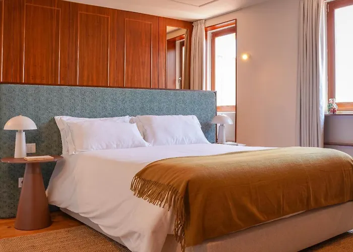 אכסניה Being *