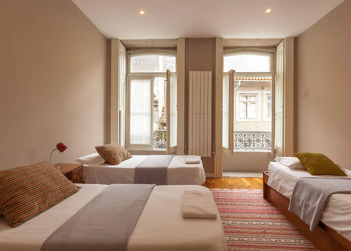 אכסניה Being *