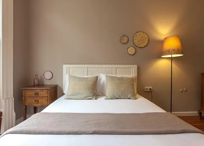 Being אכסניה *