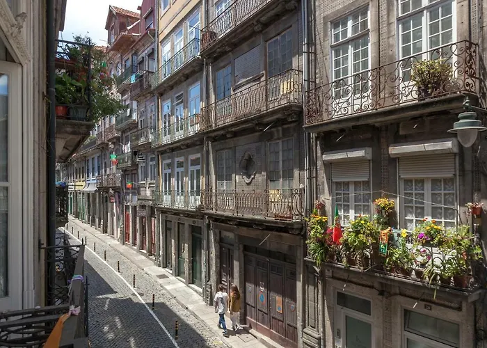 אכסניה Being *